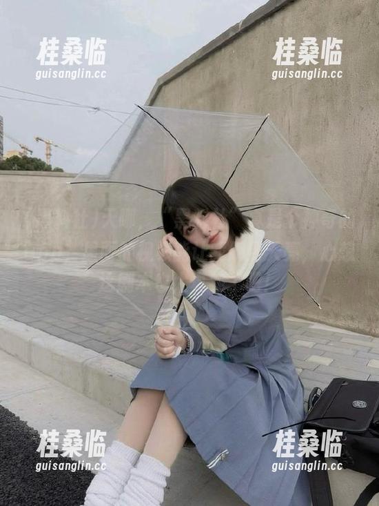 黑料社 天哪,“黑料社”真是个神奇的app,里面的视频能让我刷到天亮,心想这剧本也太真实了吧!